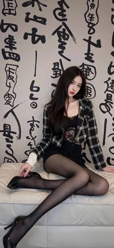 黑发美女格纹西装黑丝坐姿暖调摄影手机壁纸