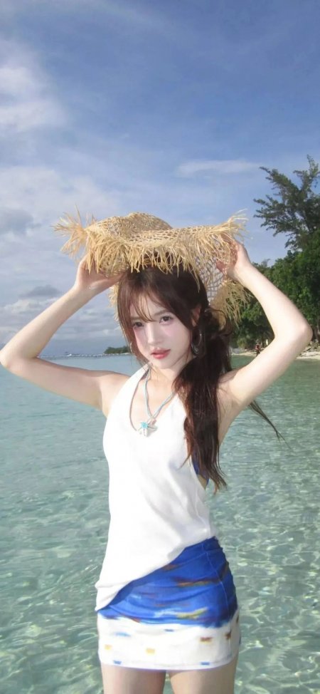 海边少女戴草帽白蓝穿搭暖金人摄影手机壁纸