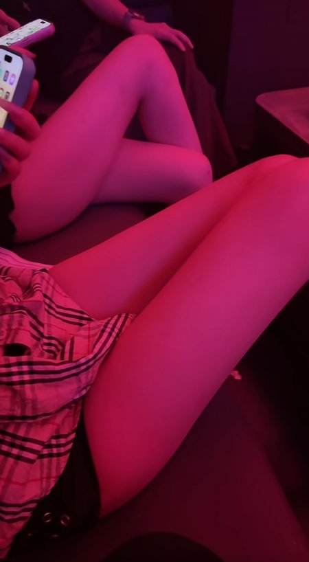 粉光映照美腿少女格纹短裤人物摄影手机壁纸