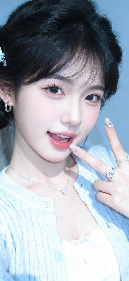短发少女浅蓝毛衣甜笑清冷人物摄影手机壁纸