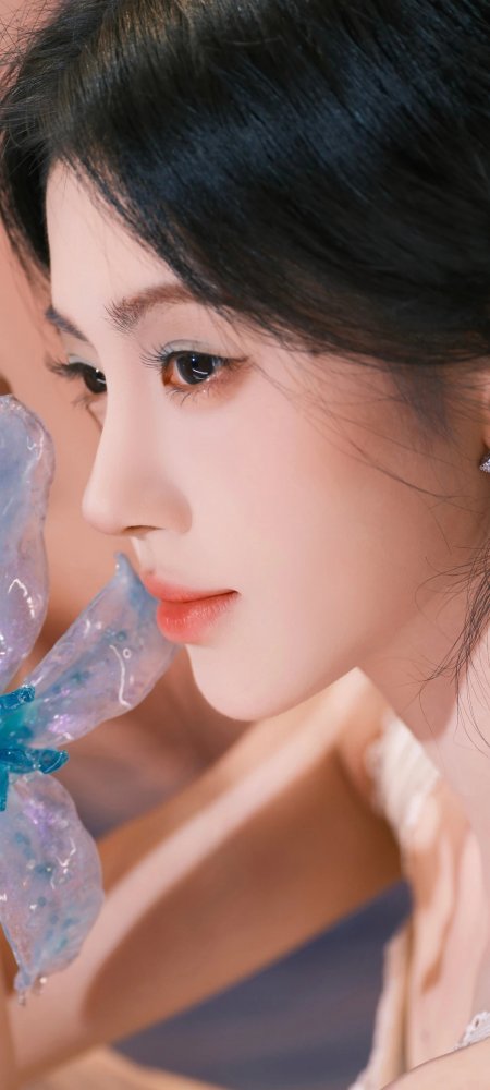 美女侧颜凝视蓝紫梦幻人物摄影手机壁纸