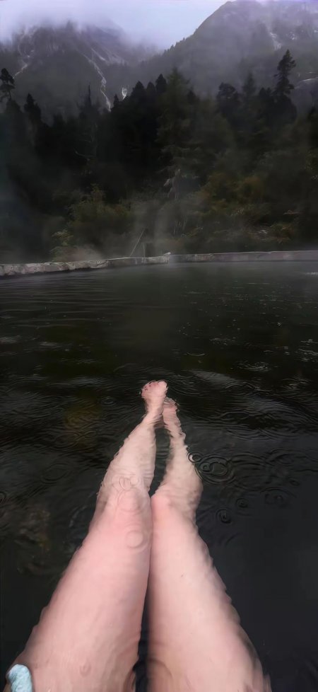 温泉双脚浸水雾山林青灰风景手机壁纸