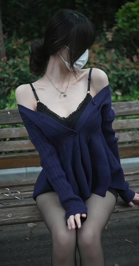 黑发低马尾戴口罩美女深蓝开衫摄影手机壁纸