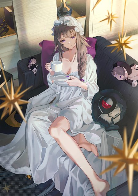 少女白衣持杯坐沙发暖金动漫手机壁纸