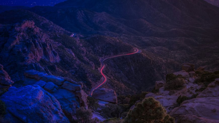蜿蜒山路车灯轨迹紫蓝夜景风景电脑壁纸