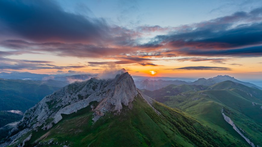 壮丽山峰日出云海蓝紫风景电脑壁纸