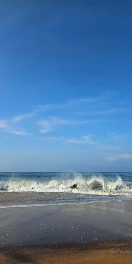 海浪拍岸飞溅白沫蔚蓝天空风景手机壁纸