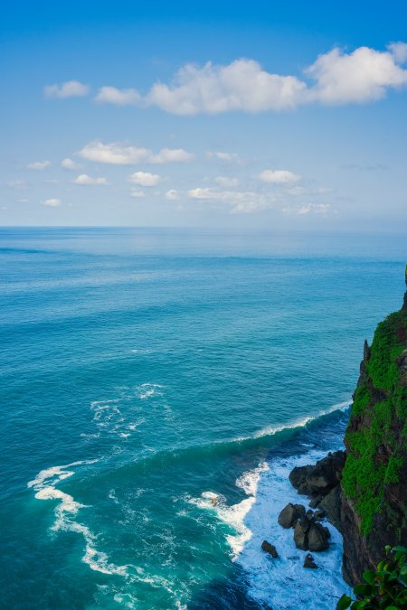 碧海蓝天悬崖绿植蔚蓝风景手机壁纸