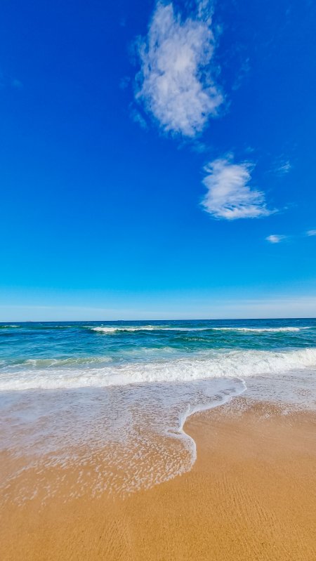 碧海蓝天白浪轻涌金沙滩风景手机壁纸