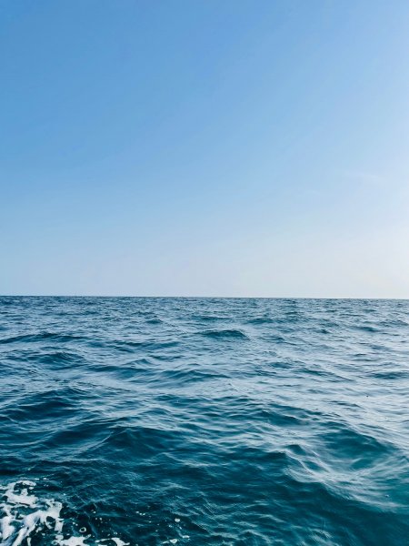 蔚蓝海面波光粼粼清澈蓝白风景手机壁纸