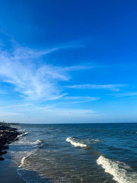 蔚蓝天空海浪拍岸蓝白风景手机壁纸1
