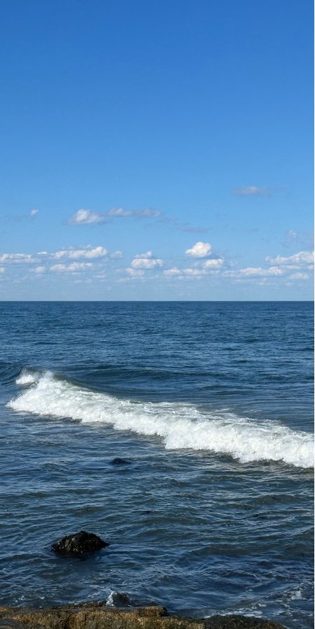 海浪拍岸礁石点缀蓝白风景手机壁纸