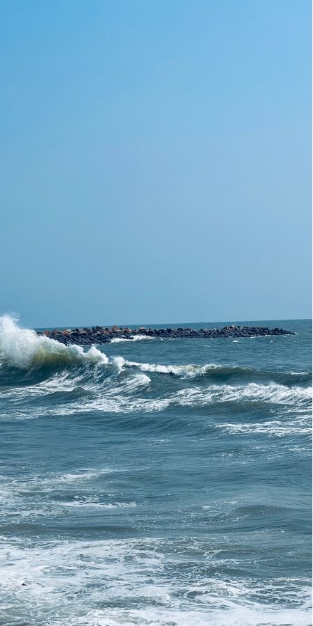 海浪拍打防波堤蓝白风景手机壁纸