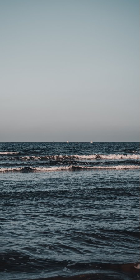 海面波浪远帆点点蓝灰风景手机壁纸