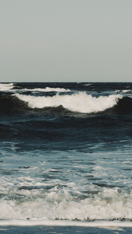 深蓝海浪翻涌白沫冷调风景手机壁纸
