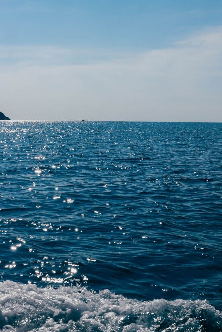 深蓝海面波光粼粼白浪翻涌风景手机壁纸
