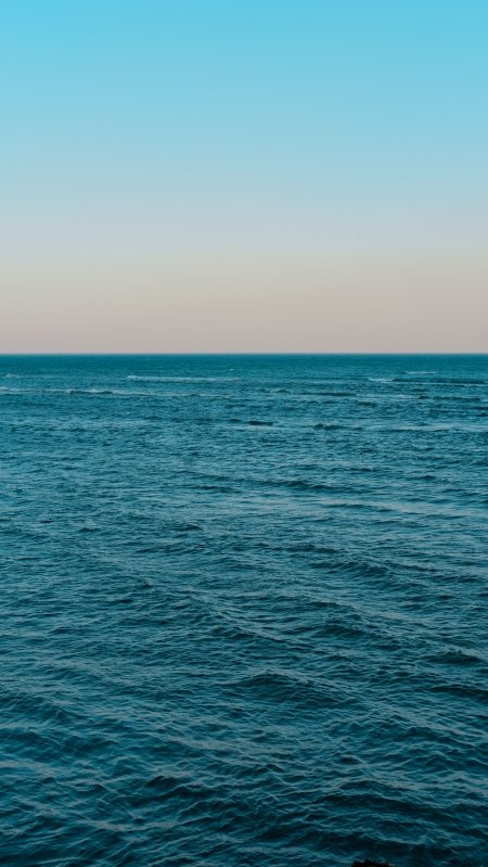 蔚蓝海面波光粼粼渐变天空风景手机壁纸