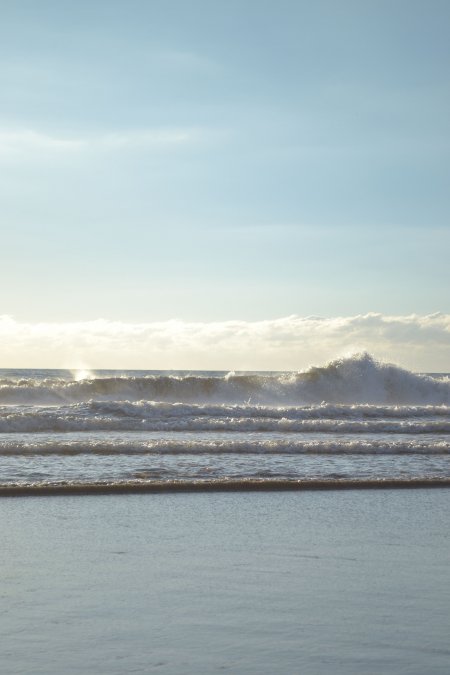 海浪翻涌沙滩宁静蓝白风景手机壁纸