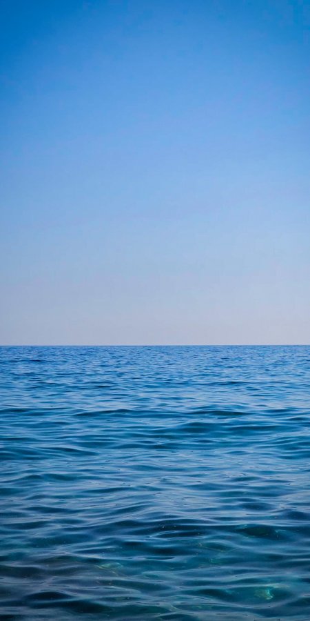 蔚蓝海面波光粼粼渐变蓝风景手机壁纸