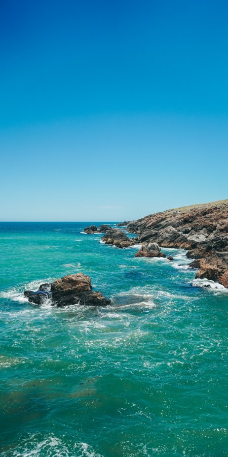 碧海蓝天礁石海岸蓝绿风景手机壁纸