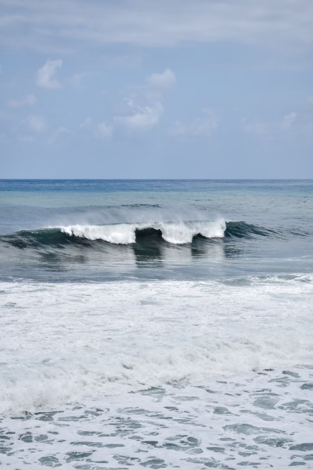 海浪翻涌白沫蓝灰风景手机壁纸