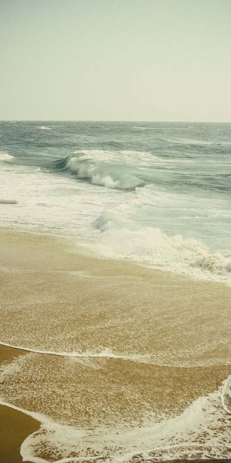 海浪拍岸金褐沙滩蓝白风景手机壁纸