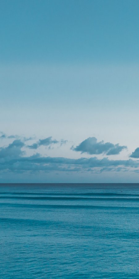 蔚蓝海面层叠波浪淡青天空风景手机壁纸