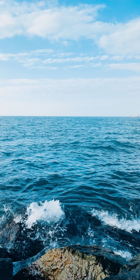 蔚蓝海面浪花拍岩蓝白风景手机壁纸