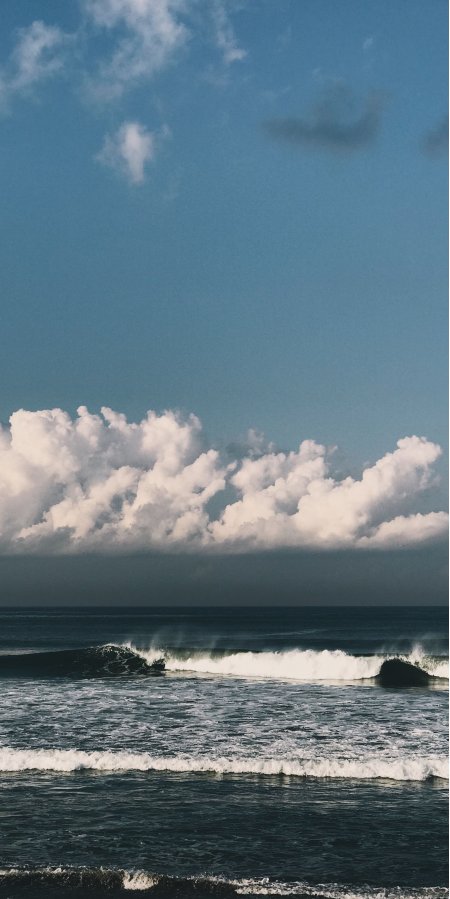 海浪翻涌白云层叠蓝灰风景手机壁纸