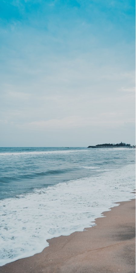 海浪轻拍沙滩蓝白风景手机壁纸精选1