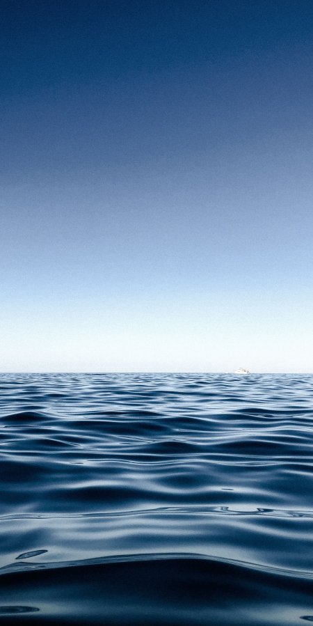 深蓝海面远帆点点渐变蓝白风景手机壁纸