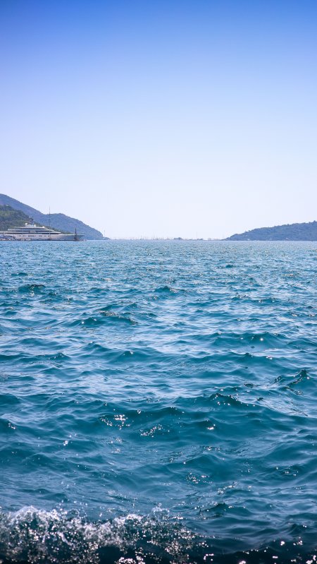 碧海蓝天游艇远山蓝白风景手机壁纸