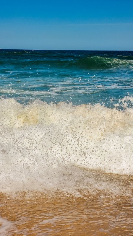 海浪拍岸泡沫飞溅蓝白风景手机壁纸