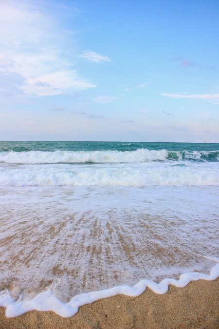 海浪轻抚沙滩蓝白风景手机壁纸精选