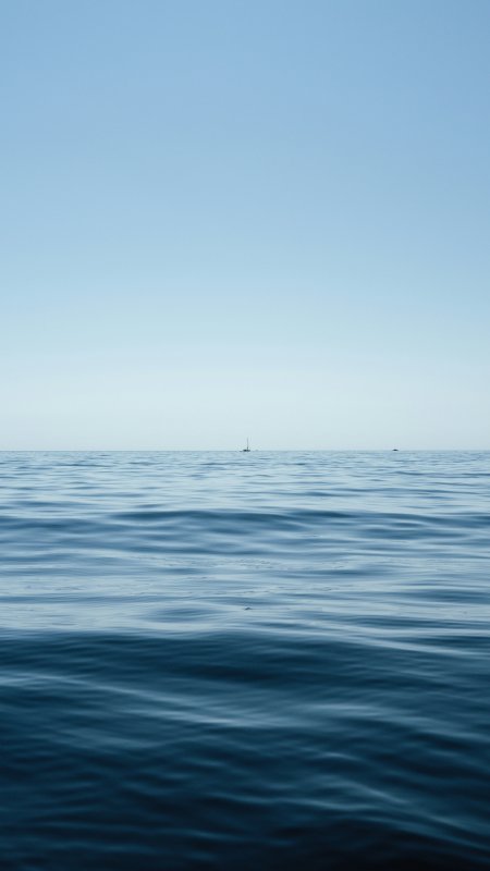 平静海面远帆点点蓝白风景手机壁纸