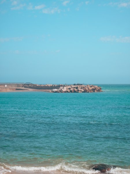 碧海蓝天礁石堤岸蓝绿风景手机壁纸