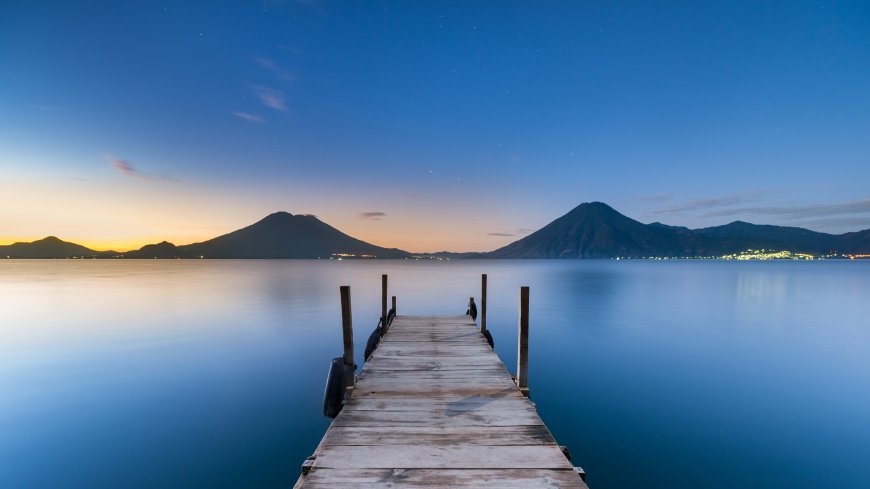 阿蒂特兰湖木栈道延伸静谧蓝调湖山夜景风景电脑壁纸