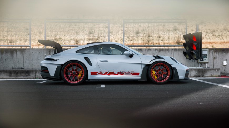 保时捷911GT3RS银灰红轮赛道停驻汽车电脑壁纸