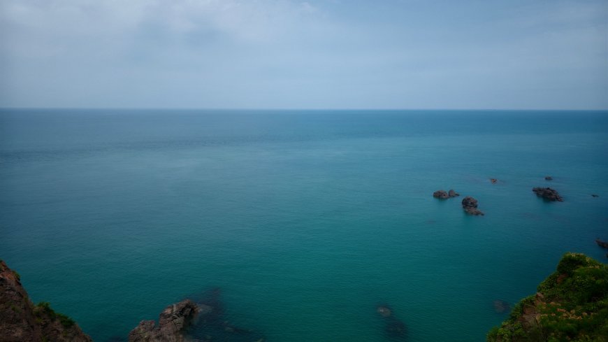 碧海蓝天礁石点缀青蓝自然风景电脑壁纸