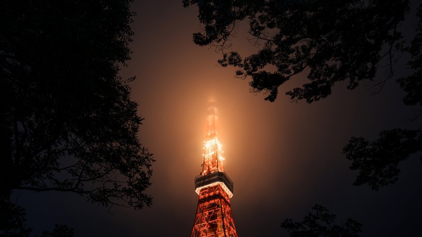 东京塔夜景雾中亮灯橙红城市建筑电脑壁纸