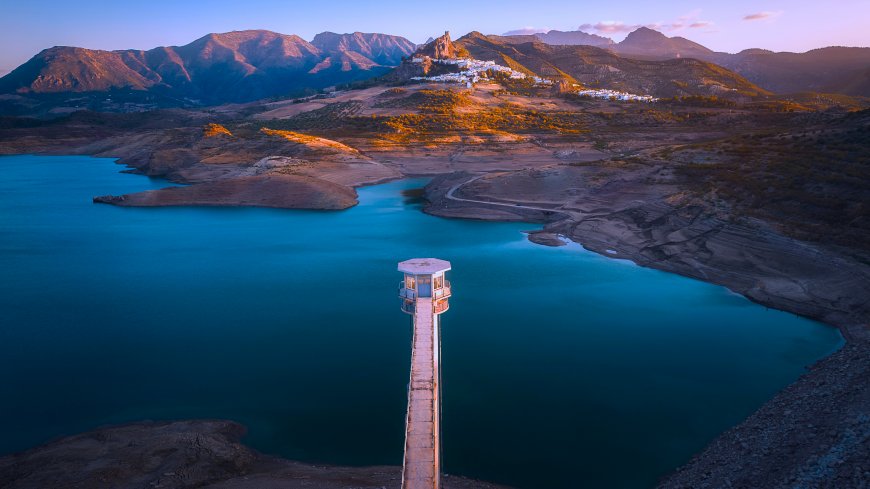 西班牙阿尔梅里亚萨利纳斯水库日落山峦蓝绿湖水自然景观电脑壁纸