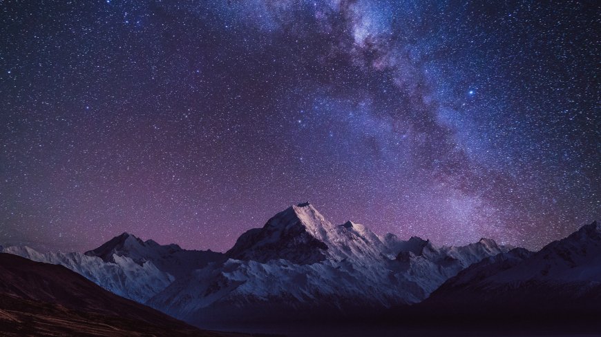 雪山巍峨星河璀璨紫蓝夜空风景电脑壁纸