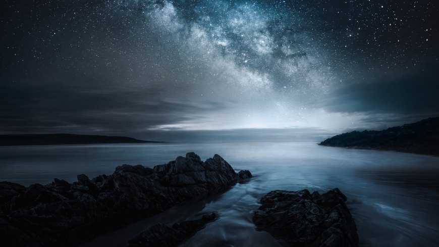 银河横跨夜空礁石海岸星辉闪烁深蓝自然风景电脑壁纸