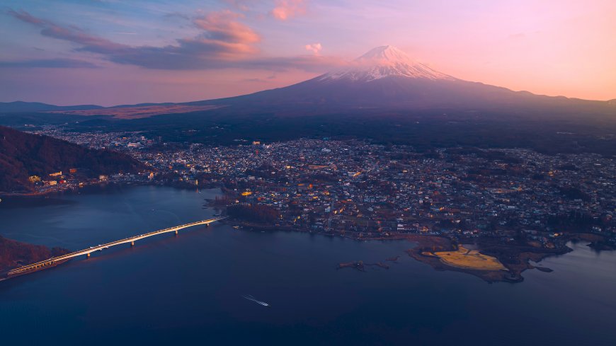 富士山河口湖畔小镇晨曦粉紫风景电脑壁纸