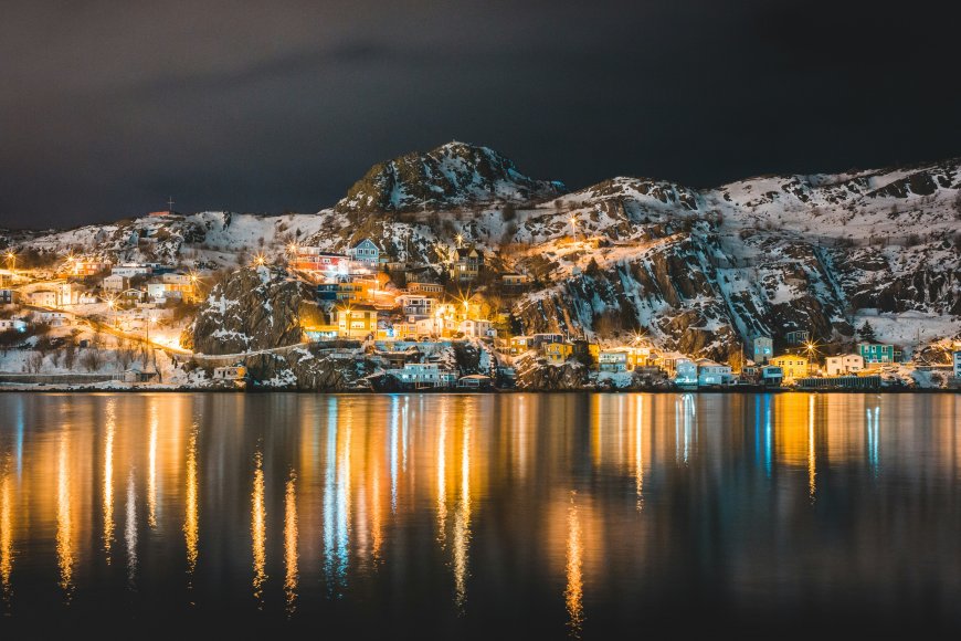 雪山脚下彩色房屋夜景暖金倒影风景电脑壁纸