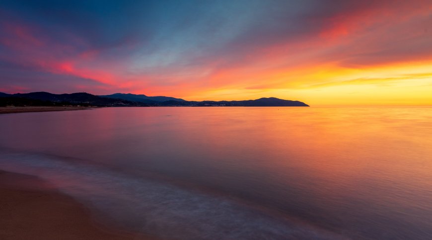海边日落霞光满天橙红紫蓝风景电脑壁纸