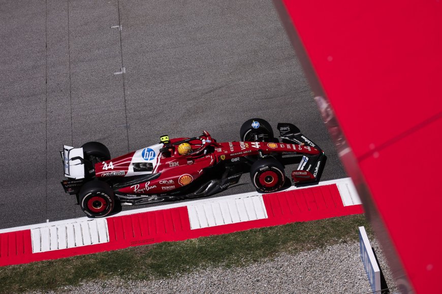 法拉利F1赛车44号红黑涂装赛道疾驰汽车电脑壁纸