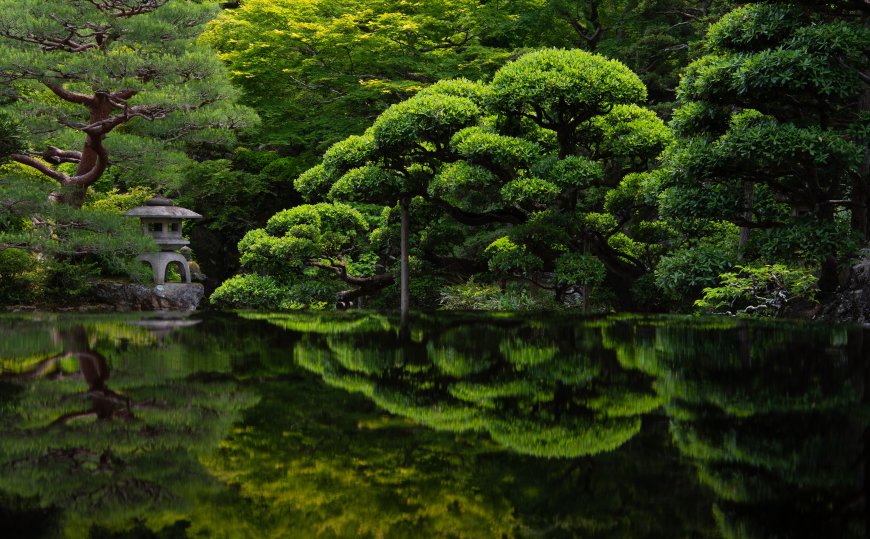 日式庭院翠绿松柏石灯笼倒影湖面青绿风景电脑壁纸