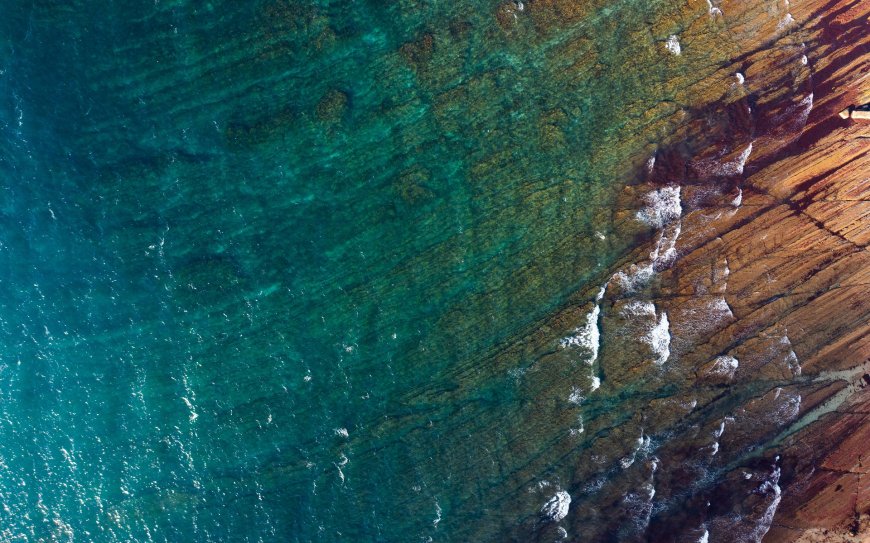碧海清透礁石嶙峋航拍蓝绿自然风景电脑壁纸