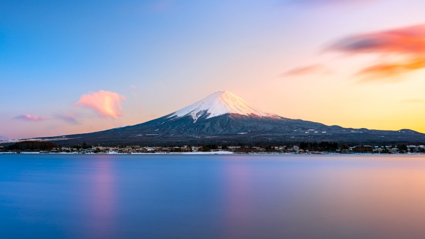 富士山雪顶倒影湖面蓝粉渐变风景电脑壁纸